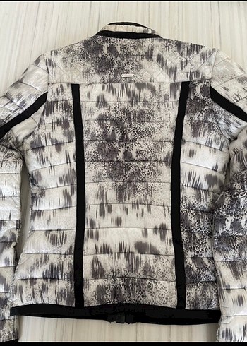 Yılan Desenli Gri Fermuarlı Guess Kadın Ceket - Görsel 3