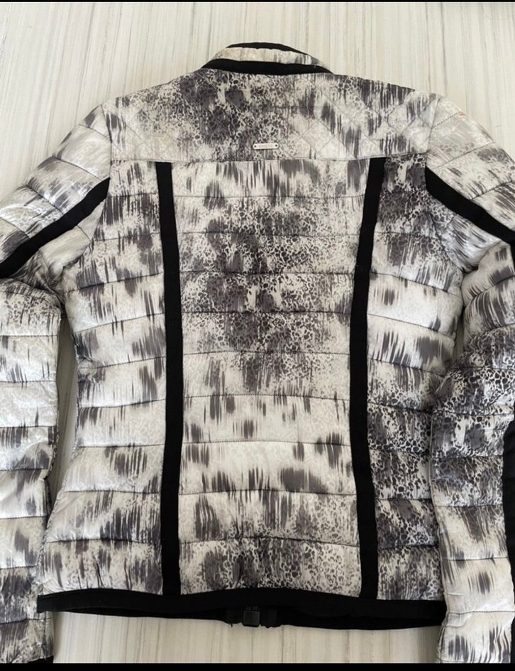 Yılan Desenli Gri Fermuarlı Guess Kadın Ceket - Görsel 3