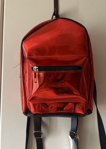 Kırmızı Parlak Deri Sırt Çantası - Görsel 2