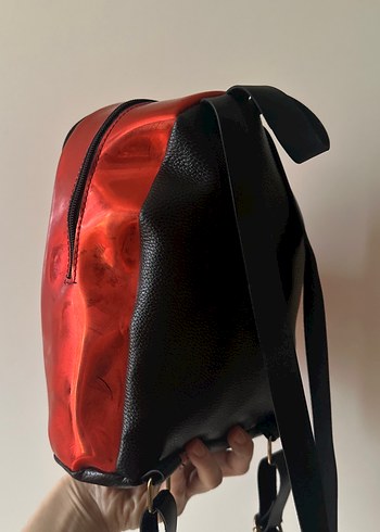 Kırmızı Parlak Deri Sırt Çantası - Görsel 5