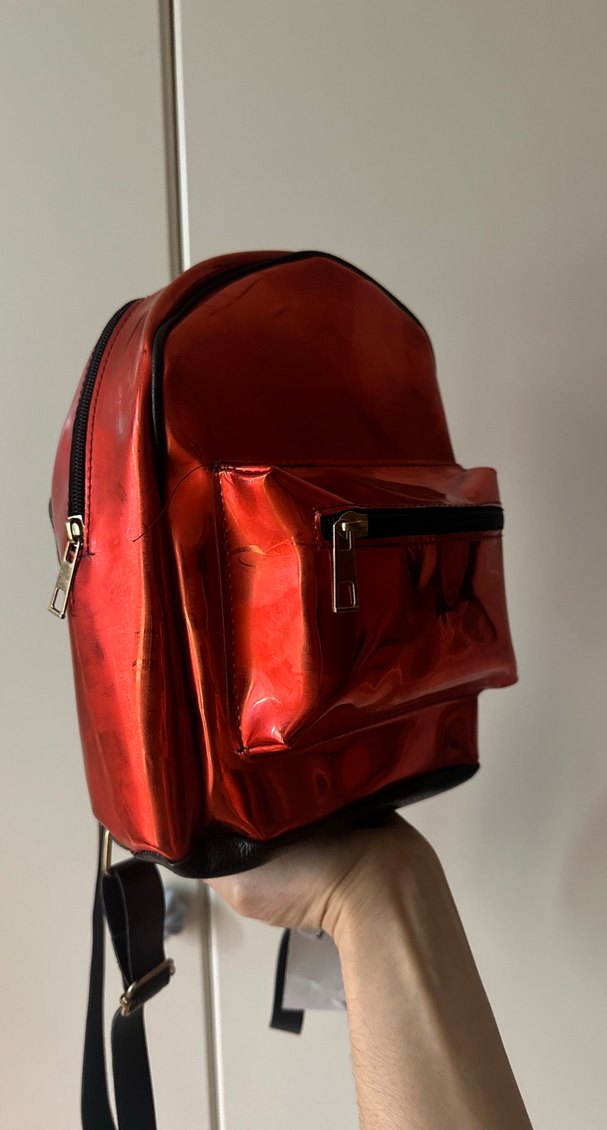 Kırmızı Parlak Deri Sırt Çantası - Görsel 3