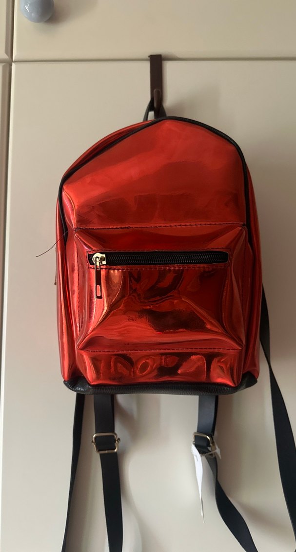 Kırmızı Parlak Deri Sırt Çantası - Görsel 2