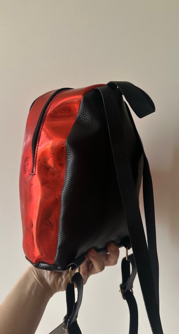 Kırmızı Parlak Deri Sırt Çantası - Görsel 5