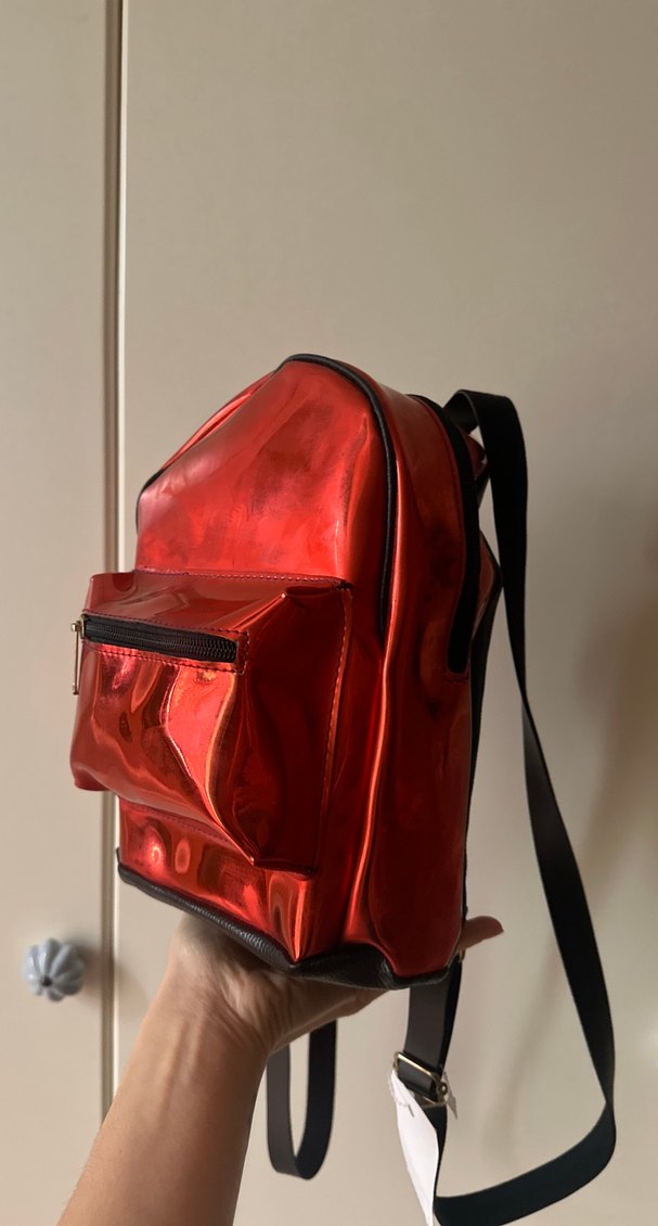 Kırmızı Parlak Deri Sırt Çantası - Görsel 4