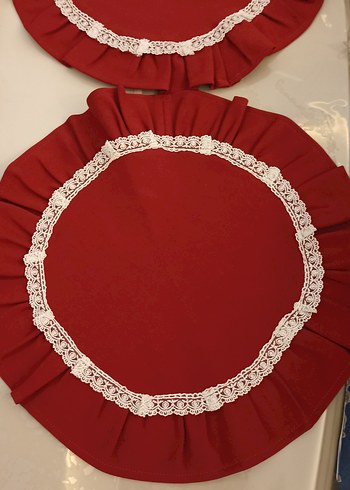 Kırmızı Nakışlı Fırfırlı Masa Örtüsü Takımı - Görsel 2