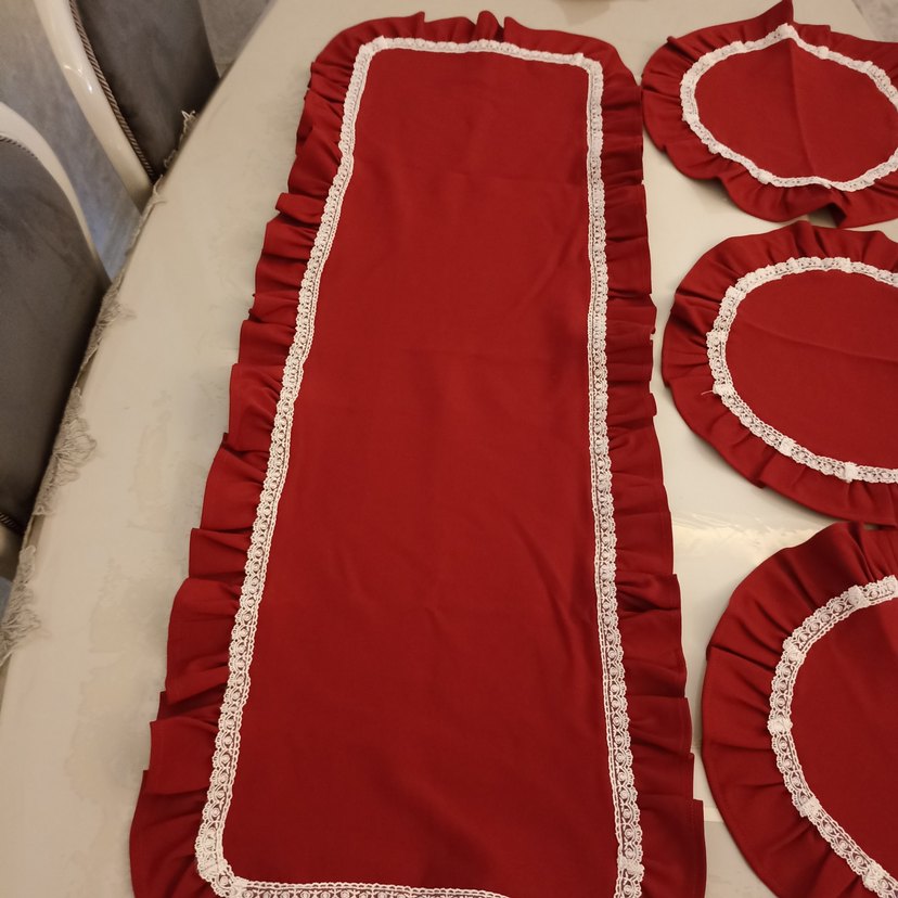 Kırmızı Nakışlı Fırfırlı Masa Örtüsü Takımı - Görsel 3