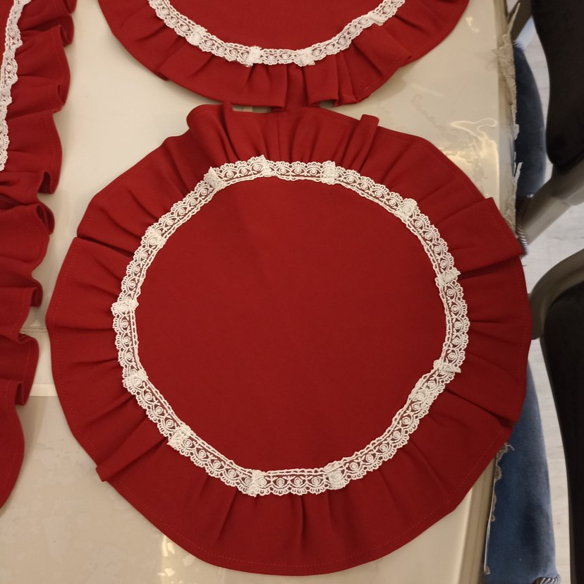 Kırmızı Nakışlı Fırfırlı Masa Örtüsü Takımı - Görsel 2