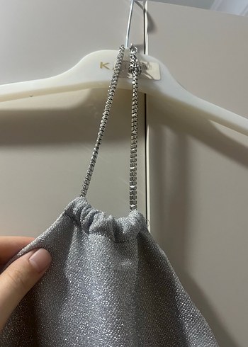 Gri Drapeli Uzun Zincir Detaylı Abiye Elbise - Görsel 7