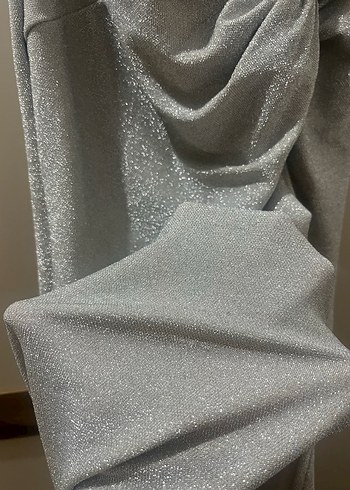 Gri Drapeli Uzun Zincir Detaylı Abiye Elbise - Görsel 8