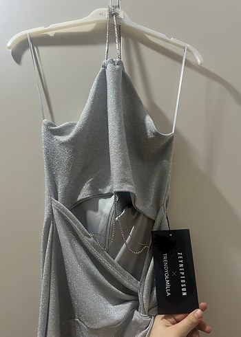 Gri Drapeli Uzun Zincir Detaylı Abiye Elbise - Görsel 9