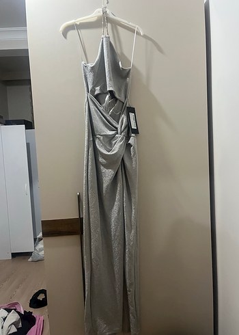 Gri Drapeli Uzun Zincir Detaylı Abiye Elbise - Görsel 4