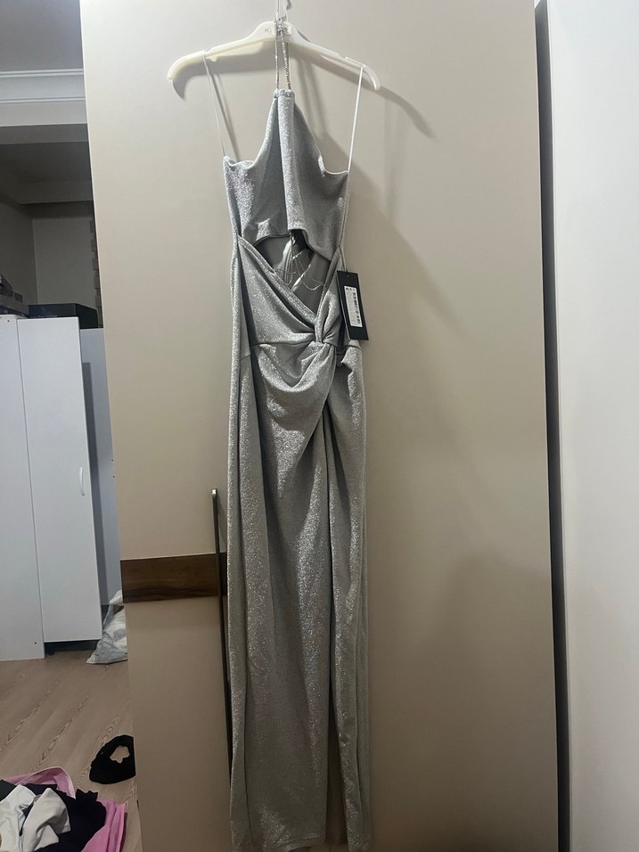 Gri Drapeli Uzun Zincir Detaylı Abiye Elbise - Görsel 4