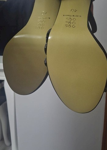 Parlak Siyah Yılan Desenli Tokalı Topuklu Ayakkabı - Görsel 2