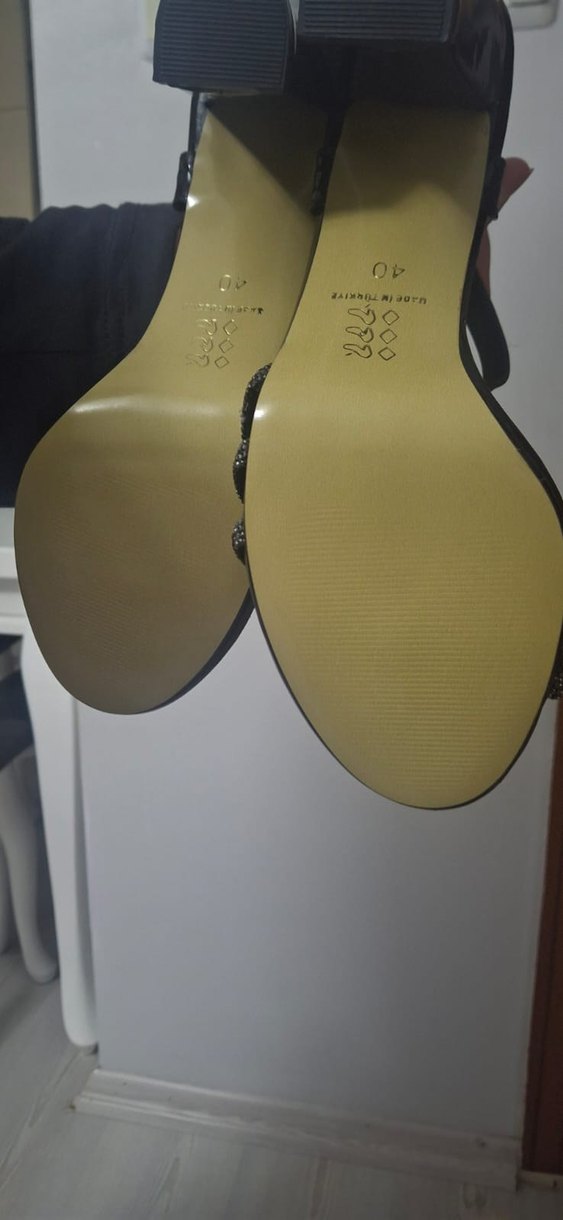 Parlak Siyah Yılan Desenli Tokalı Topuklu Ayakkabı - Görsel 2