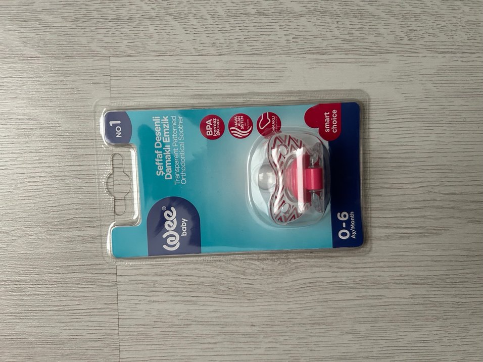 Wee baby marka 
Pembe Şeffaf Desenli Damaklı Emzik 0-6 Ay - Görsel 2