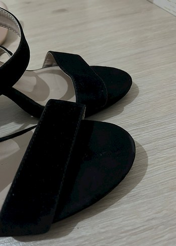 Siyah Süet Tokalı Kalın Topuklu Kadın Ayakkabı - Görsel 2