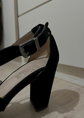 Siyah Süet Tokalı Kalın Topuklu Kadın Ayakkabı - Görsel 5