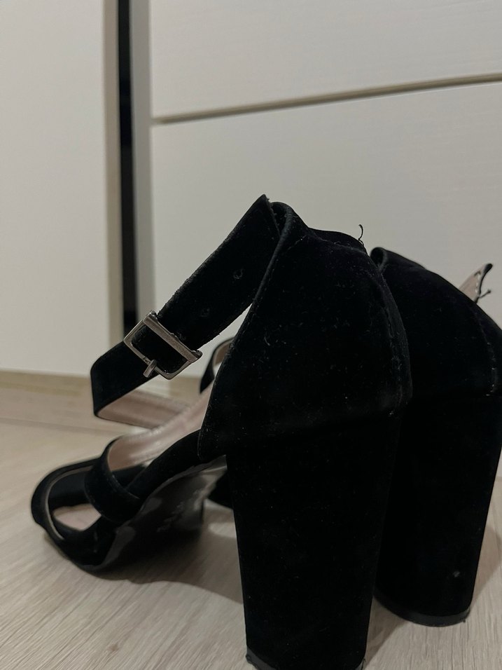 Siyah Süet Tokalı Kalın Topuklu Kadın Ayakkabı - Görsel 4