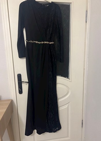 Uzun Kollu Siyah Yılan Desenli Kemerli Abiye - Görsel 3