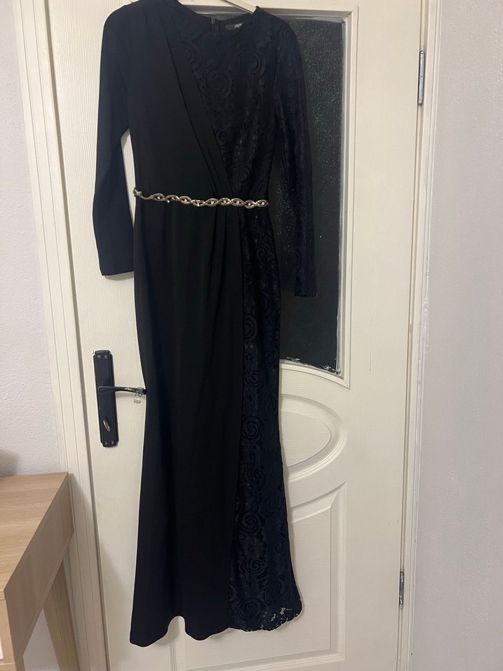 Uzun Kollu Siyah Yılan Desenli Kemerli Abiye - Görsel 3