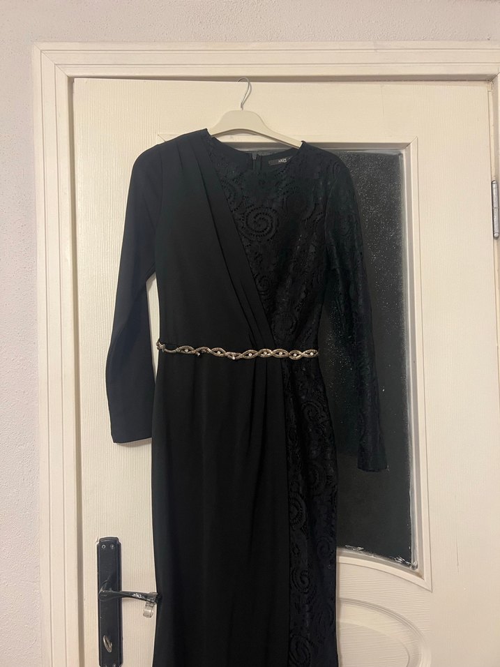 Uzun Kollu Siyah Yılan Desenli Kemerli Abiye - Görsel 2