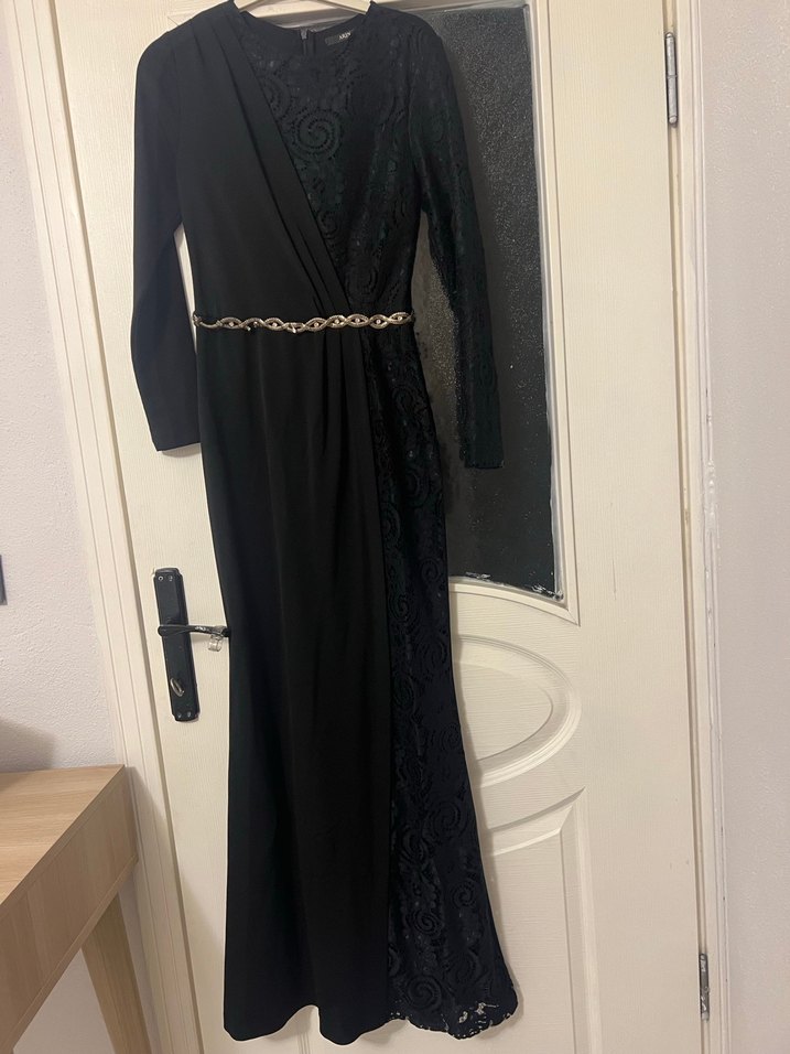 Uzun Kollu Siyah Yılan Desenli Kemerli Abiye - Görsel 5