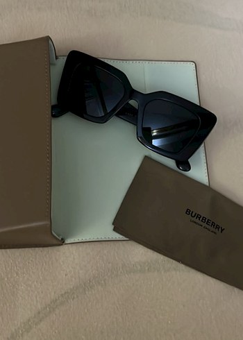 Burberry Siyah Tokalı Kadın Güneş Gözlüğü - Görsel 2