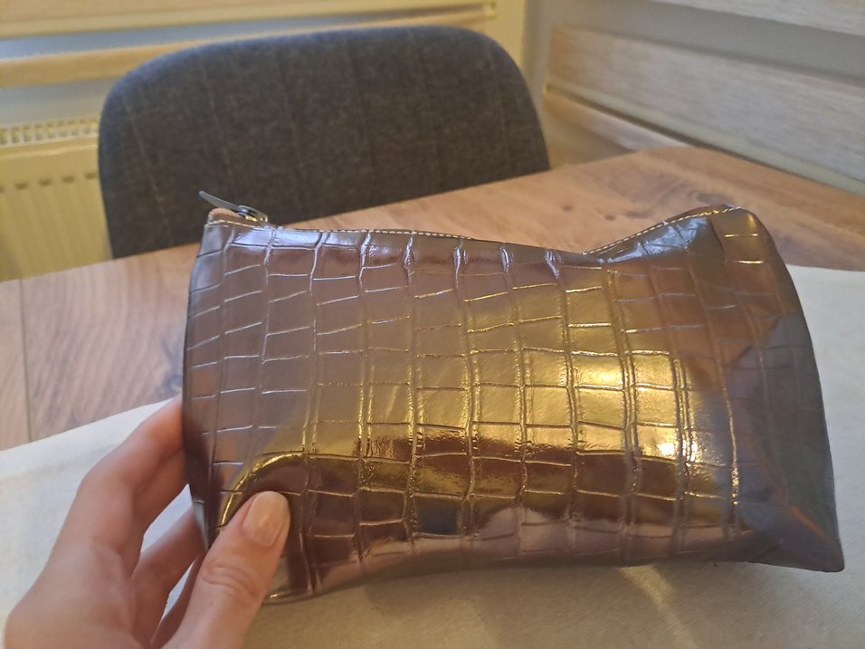 Deri görünümlü makyaj çantası - Görsel 2