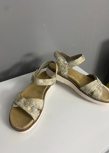 Altın Renkli Yılan Desenli Dolgu Topuklu Kadın Sandalet - Görsel 4