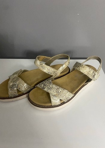 Altın Renkli Yılan Desenli Dolgu Topuklu Kadın Sandalet - Görsel 3