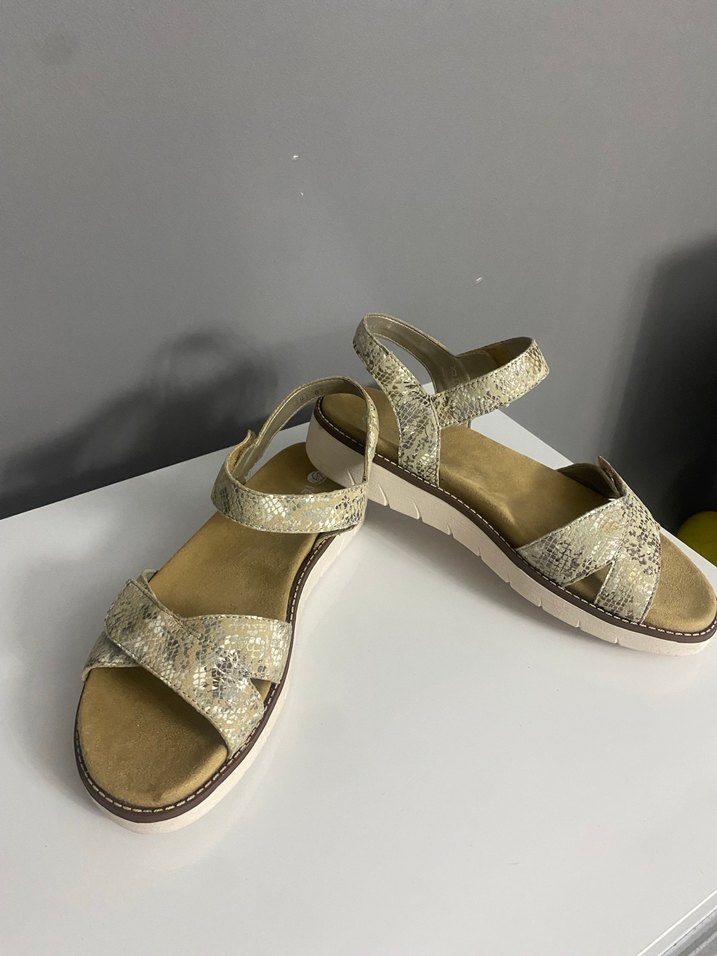 Altın Renkli Yılan Desenli Dolgu Topuklu Kadın Sandalet - Görsel 4