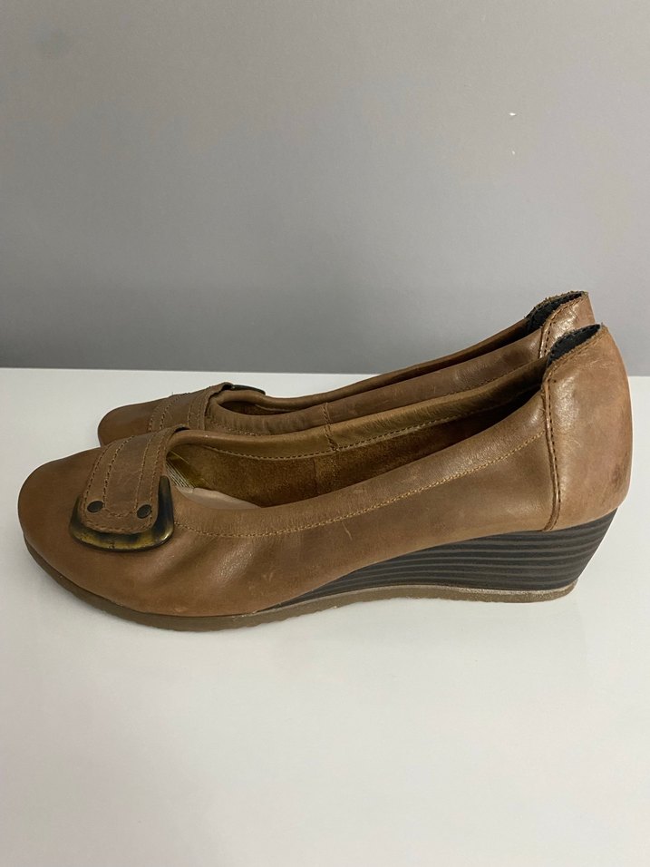 Bej Deri Tokalı Dolgu Topuk Kadın Klasik Ayakkabı - Görsel 4