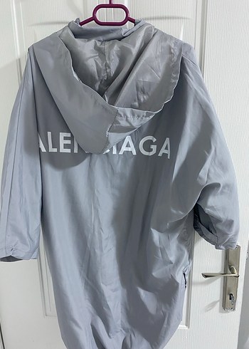 Gri Kapüşonlu Kısa Boy Yağmurluk - Görsel 2