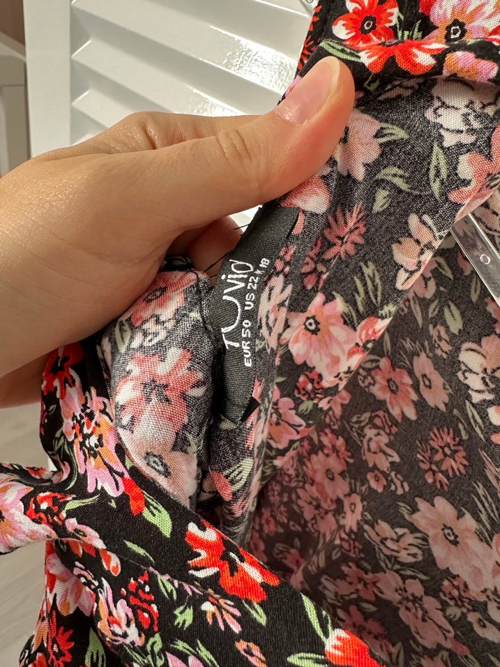 Çiçek Desenli Uzun V Yaka Salaş Elbise - Görsel 4