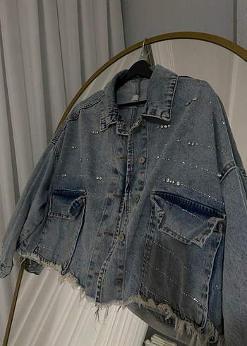 Taş İşlemeli Düğmeli Kısa Kot Ceket - Görsel 2