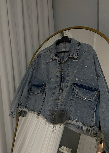 Taş İşlemeli Düğmeli Kısa Kot Ceket - Görsel 3