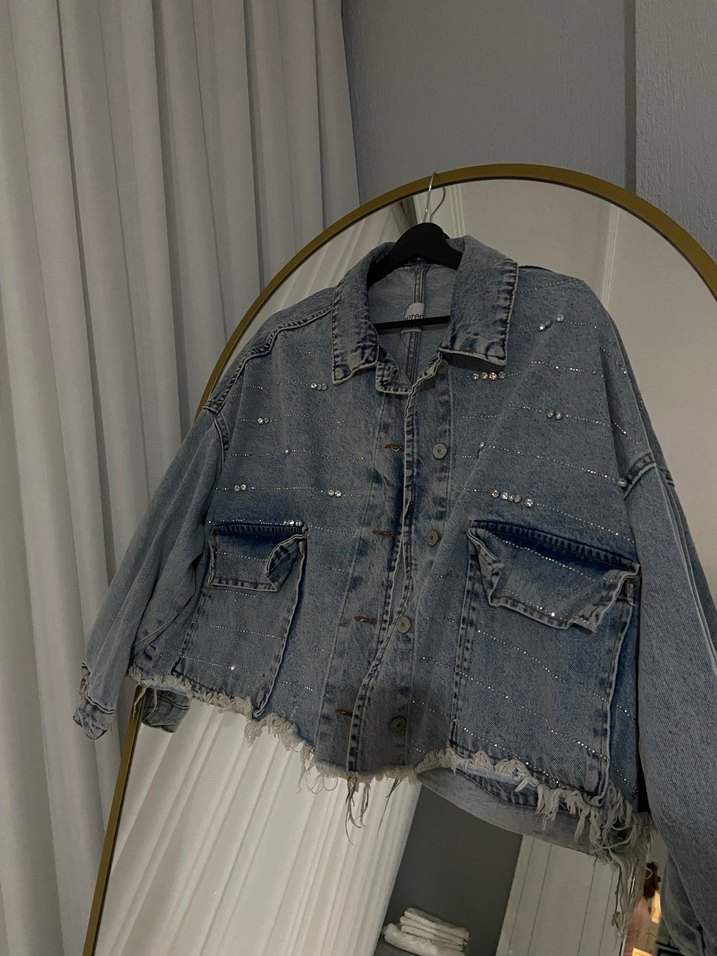 Taş İşlemeli Düğmeli Kısa Kot Ceket - Görsel 3