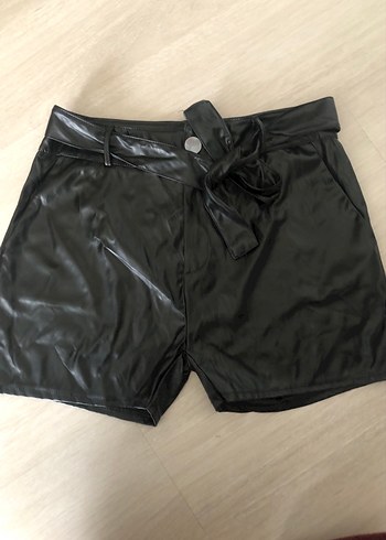 Siyah Deri Kemerli Mini Şort - Görsel 3