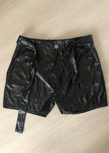 Siyah Deri Kemerli Mini Şort - Görsel 2