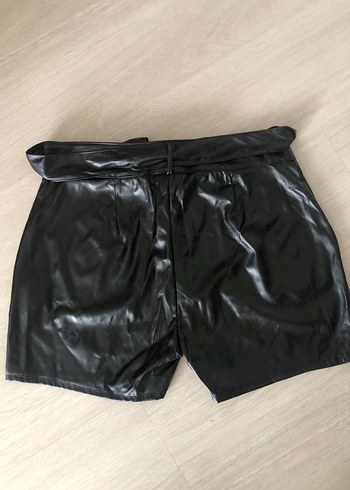 Siyah Deri Kemerli Mini Şort - Görsel 4