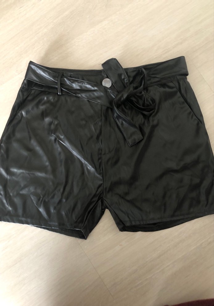 Siyah Deri Kemerli Mini Şort - Görsel 3