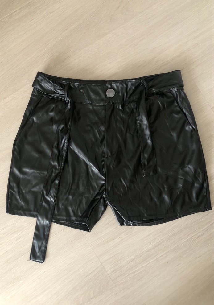 Siyah Deri Kemerli Mini Şort - Görsel 2