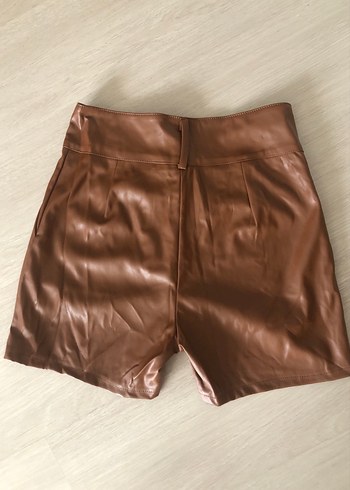 Düğmeli Kahverengi Mini Deri Şort - Görsel 3