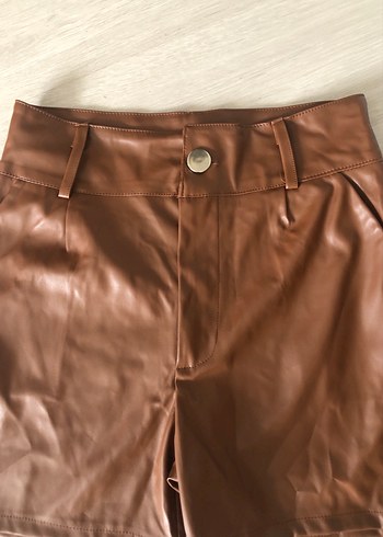 Düğmeli Kahverengi Mini Deri Şort - Görsel 2