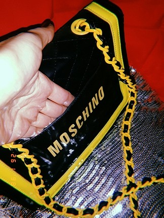 NEON SARI VE SİYAH MOSCHINO ASKILI ÇANTA