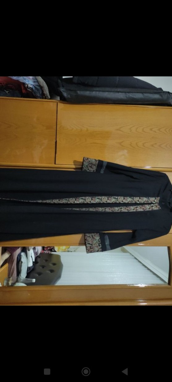 Desenli siyah kadın abaya - Görsel 5