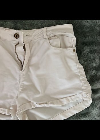 Düğmeli Beyaz Mini Kadın Şort Bershka - Görsel 3