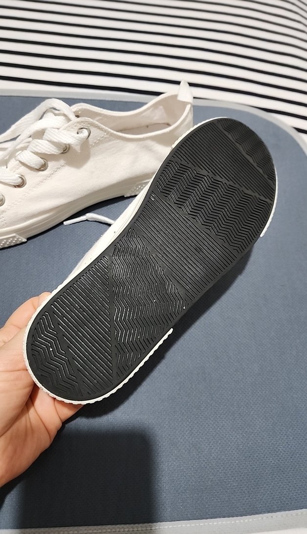 Beyaz Minimalist Çocuk Spor Ayakkabı - Görsel 3