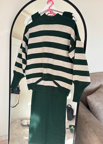 Örgü Detaylı Yeşil V Yaka Uzun Elbise - Görsel 2