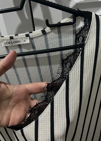 Dantel Detaylı V Yakalı Çizgili Bluz - Görsel 4